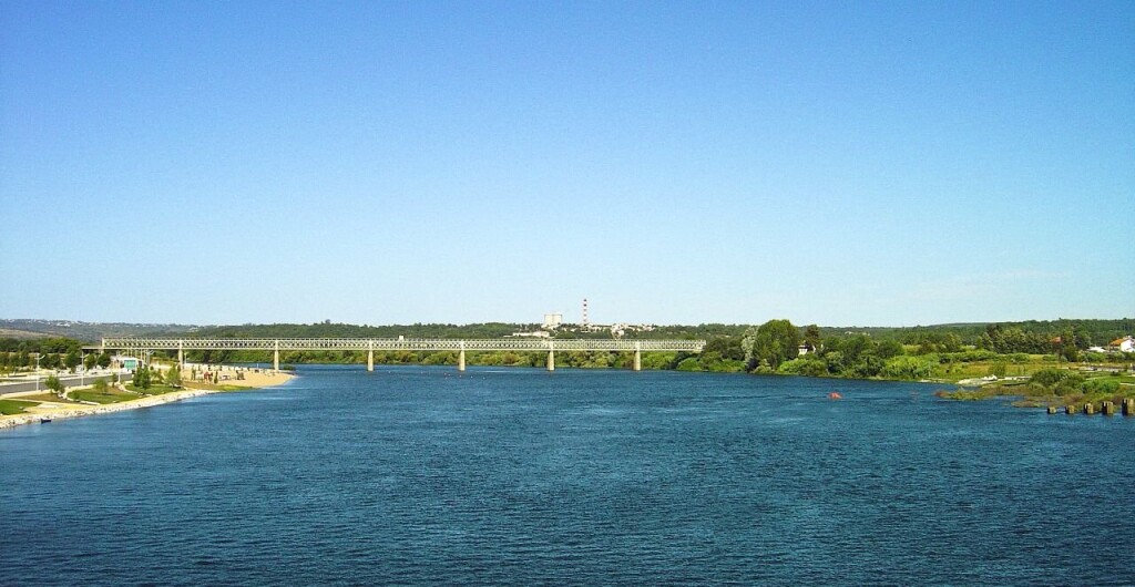 Bridge crossing over the Tagus River study area.