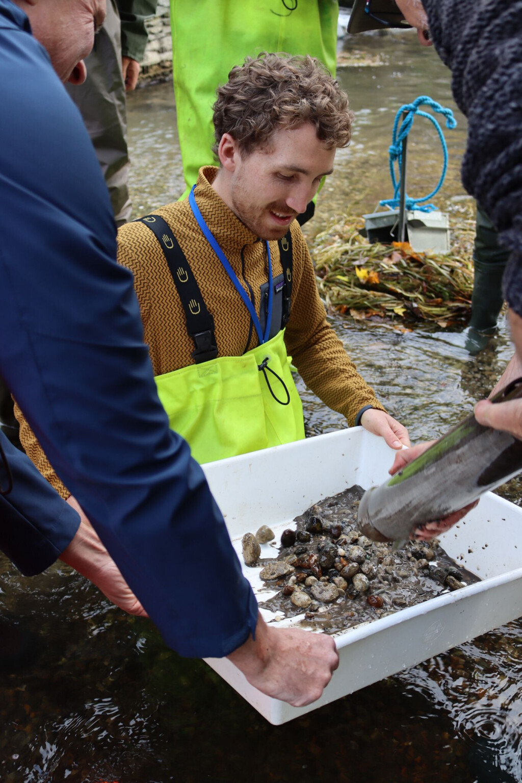 Sediments are being emptied.